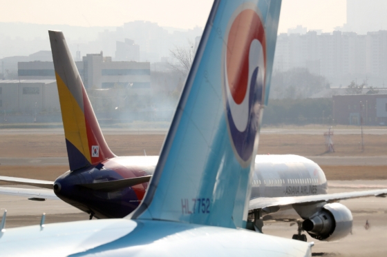 대한항공의 아시아나항공 인수 여부를 결정할 법원 판단이 임박한 가운데 30일 서울 강서구 김포공항 계류장에서 대한항공과 아시아나항공 여객기가 이동하고 있다./사진=이기범 기자