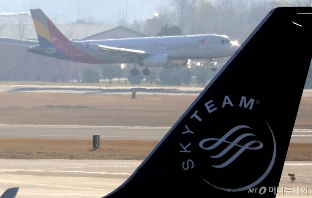 대한항공의 아시아나항공 인수 여부를 결정할 법원 판단이 임박한 가운데 30일 서울 강서구 김포공항 계류장에서 대한항공과 아시아나항공 여객기가 이동하고 있다. / 사진=이기범 기자 leekb@