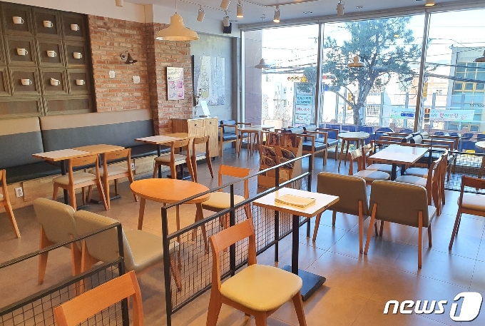 부산에서 1일부터 2주간 사회적 거리두기 2단계 격상 조치가 내려짐에 따라 카페에서는 영업시간 동안 현장 판매를 할 수 없게 됐다. 2단계 조치 첫날 해운대구 반여시장 인근 한 카페의 모습.2020.12.1© 뉴스1 노경민 기자