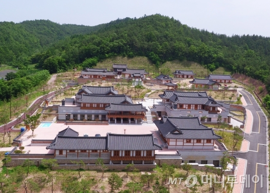 조선 중기 경상도 실제 조리법과 식품의 저장·발효·보관법 등 다양한 음식체험은 물론 장계향 선생의 업적과 삶의 철학도 배워볼 수 있는 경북 영양 두들마을에 위치한 '장계향 문화체험교육원' 전경./사진제공=영양군