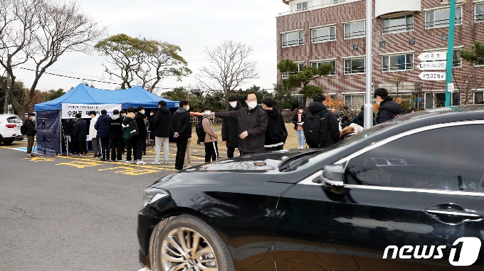 2021학년도 대학수학능력시험을 하루 앞둔 2일 오전 제주 오현고등학교에서 마스크를 쓴 수험생들이 수험표를 받기 위해 줄을 서고 있다.2020.12.2/뉴스1 © News1 오미란 기자