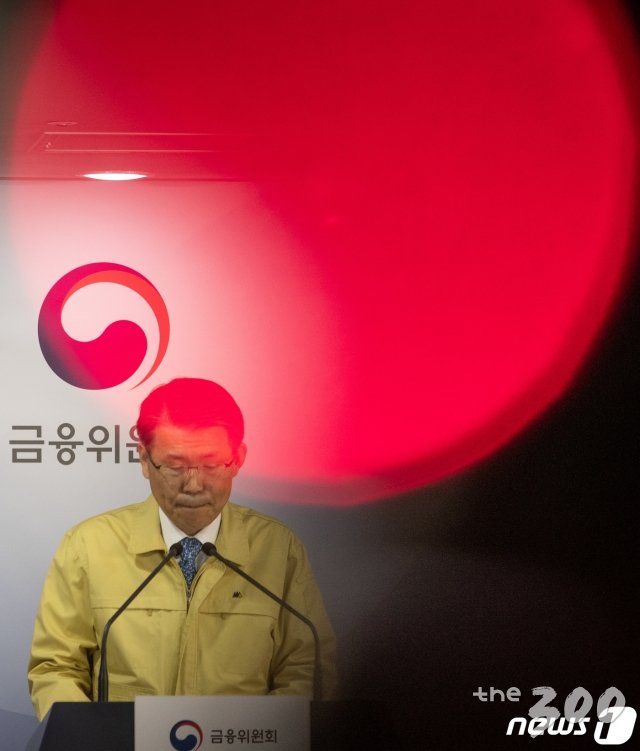 (서울=뉴스1) 유승관 기자 = 은성수 금융위원장이 13일 서울 종로구 정부서울청사 브리핑룸에서 임시 금융위 논의 결과를 발표하고 있다.  금융위는 이날 6개월간 유가증권·코스닥·코넥스 시장 전체 상장종목에 대한 공매도 금지 등 시장안정조치를 발표했다. 2020.3.13/뉴스1