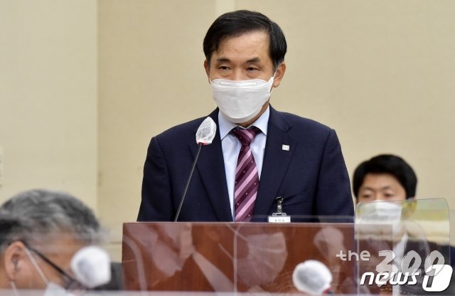 (서울=뉴스1) 성동훈 기자 = 위성백 예보 사장이 20일 서울 여의도 국회 본관 정무위원회 회의실에서 열린 예금보험공사·한국자산관리공사·한국주택금융공사·한국예탁결제원 등 2020 국정감사에 출석, 업무보고를하고 있다. 2020.10.20/뉴스1