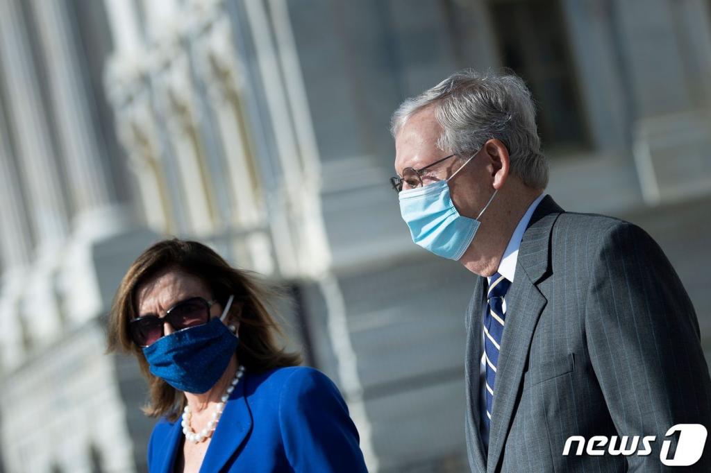 낸시 펠로시 미국 하원의장(왼쪽)과 미치 매코널 상원 원내대표