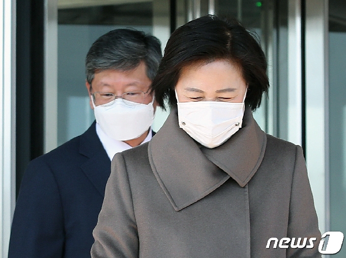 추미애 법무부 장관과 이용구 신임 법무부 차관이 3일 오전 경기 과천 법무부 청사에서 점심식사를 위해 이동하고 있다. 법무부는 4일 윤석열 검찰총장의 거취를 결정할 징계위원회를 개최할 예정이다. 2020.12.3/뉴스1 © News1 송원영 기자