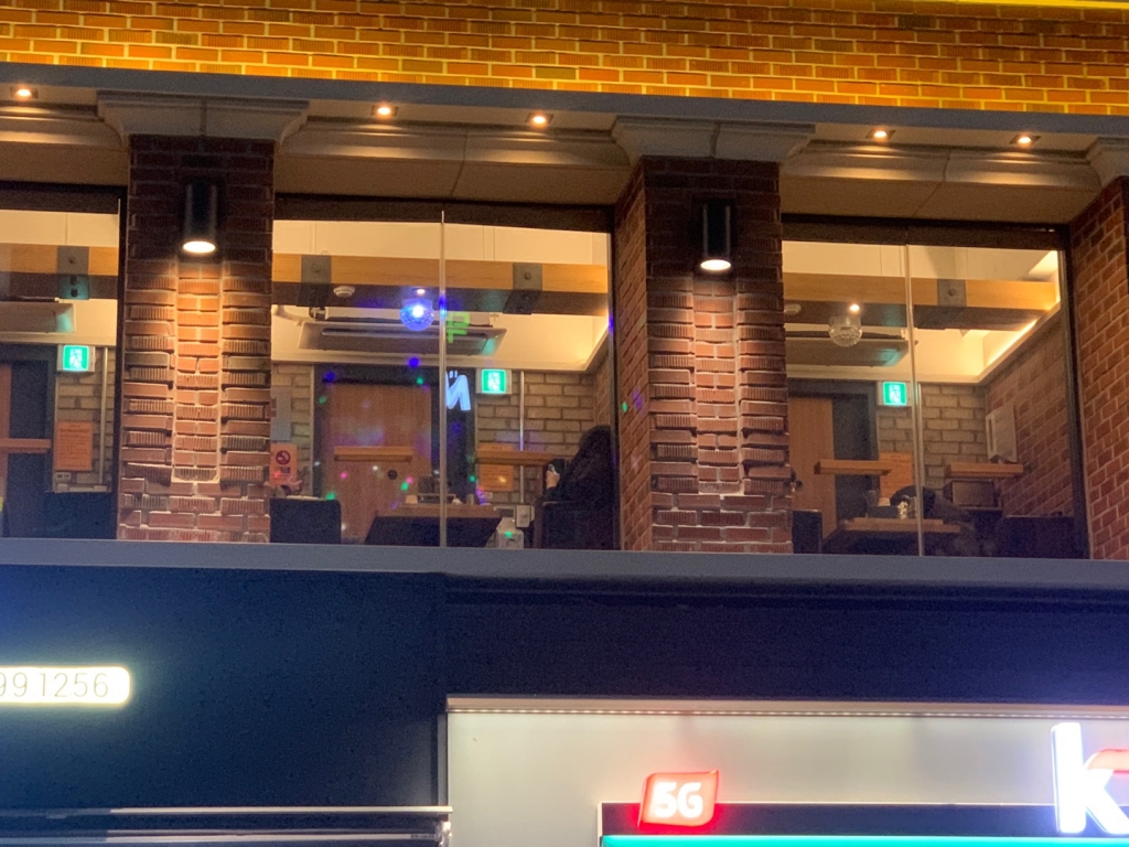 3일 오후 6시쯤 서울 강남구 강남역 부근 한 주점의 모습/사진=이강준 기자