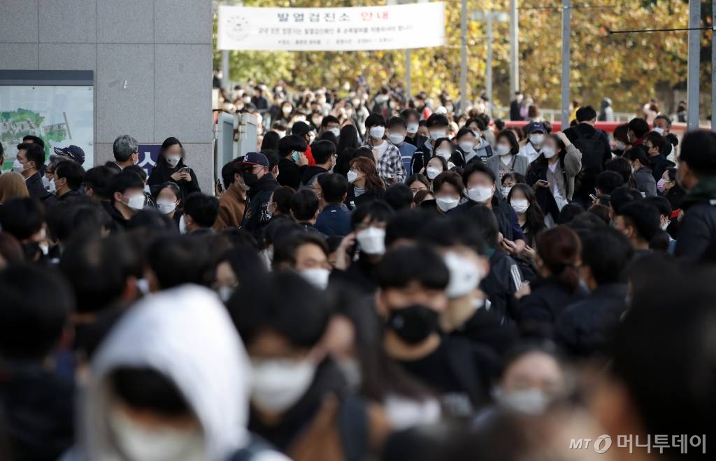[서울=뉴시스] 박미소 기자 =  홍익대학교 논술고사가 실시된 25일 오후 서울 마포구 홍익대학교 서울캠퍼스에서 시험을 마친 학생들이 고사장을 빠져나오고 있다. 2020.10.25.  misocamera@newsis.com