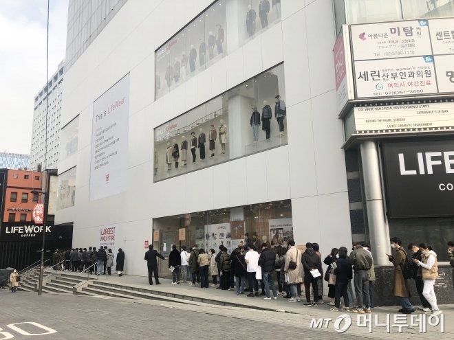 지난 11월 13일 오전 서울 중구 유니클로 명동중앙점에 +J 컬렉션을 사기 위해 손님들이 유니클로 명동중앙점 매장 안으로 천천히 진입하고 있다/사진=오정은 기자