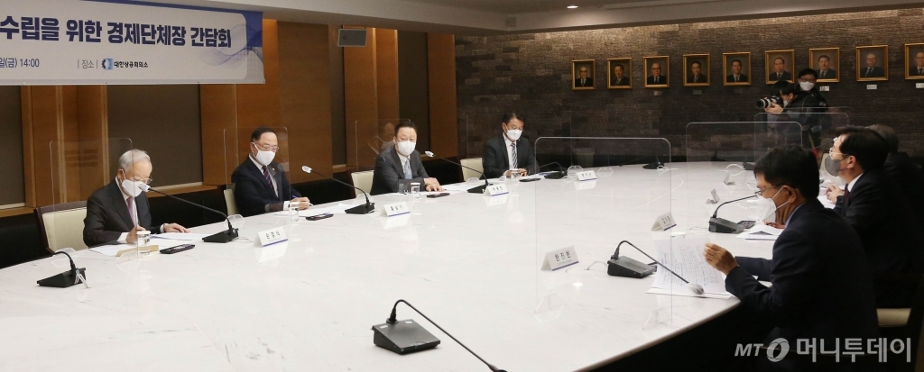 박용만 대한상의 회장 및 경제단체장들과 경제부총리는 4일 오후 세종대로 대한상의회관에서 ‘2021년 경제정책방향 수립’을 위한 간담회를 가졌다. 박용만 대한상의 회장(전면 오른쪽 두번째부터)과 홍남기 경제부총리, 손경식 한국경영자총협회 회장 등이 간담회를 진행하고 있다./사진제공=대한상공회의소