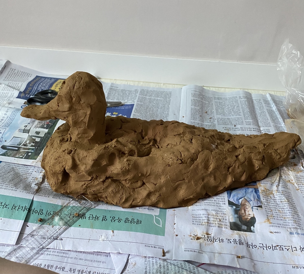 뜯어진 오리털 패딩을 수선했다. 가능한 오래오래 입고 싶어서./사진=남형도 기자