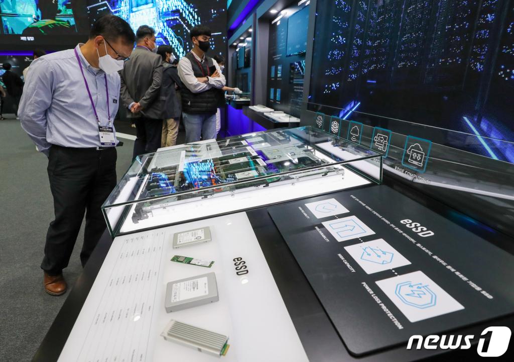 (서울=뉴스1) 안은나 기자 = 29일 서울 강남구 코엑스에서 열린 제22회 반도체대전(SEDEX 2020)에서 관람객들이 SK하이닉스 부스를 둘러보고 있다.2020.10.29/뉴스1