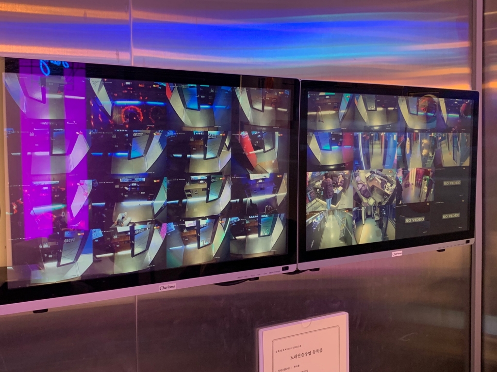 7일 오후 9시 경기도 부천시의 한 코인노래방 CCTV 모습. 손님이 거의 없는 것을 확인할 수 있다/사진=이강준 기자