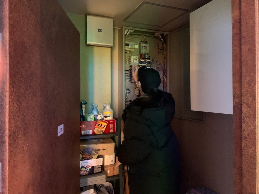 7일 오후 9시 경기도 부천시의 한 코인노래방에서 업주 A씨가 노래방 기기의 전원을 끄고 있다./사진=이강준 기자