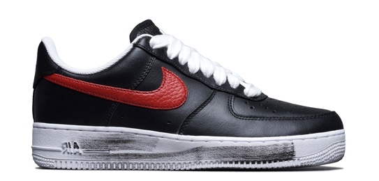 2019년 발매된 지드래곤과 협업한 한정판 스니커즈 3종 중 빨간색 나이키 로고 제품. 21만9000원에 발매됐지만 400만원대까지 급등하기도 했다.