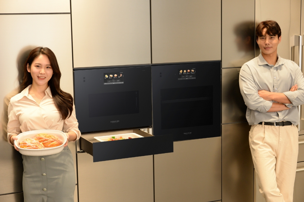 LG전자 모델들이 시그니처 키친 스위트 광파오븐(왼쪽)과 스팀오븐을 소개하고 있다. /사진제공=LG전자