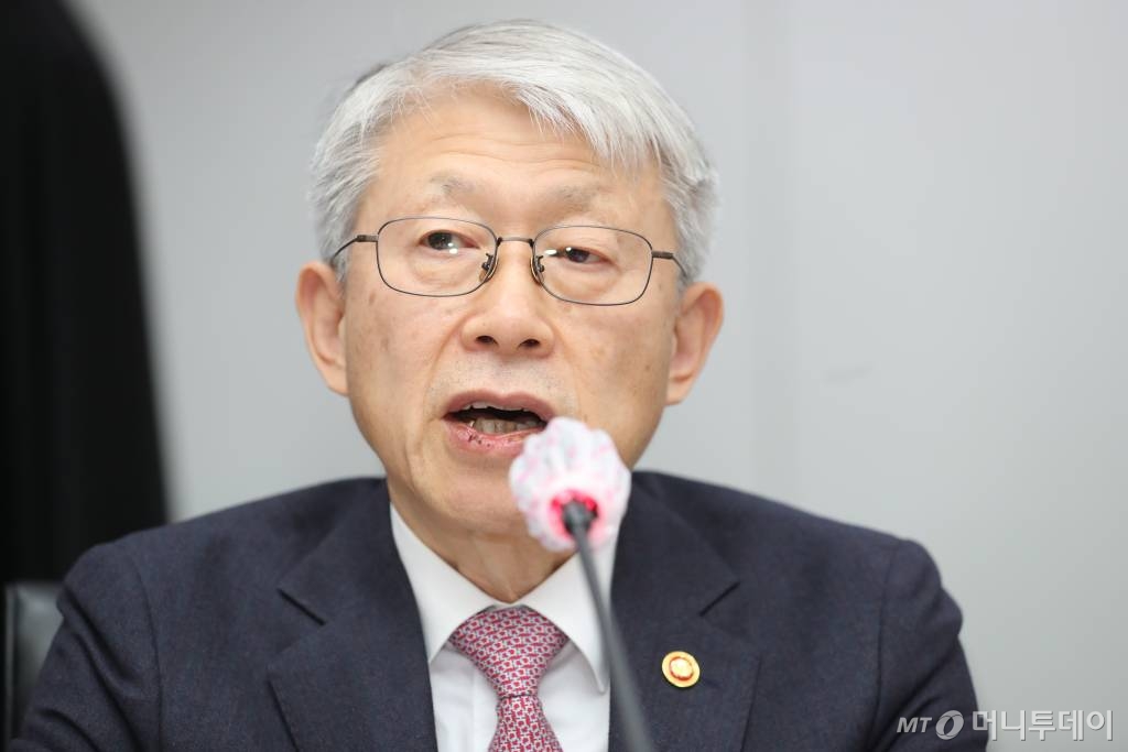 최기영 과학기술정보통신부 장관이 8일 오후 서울 중구 한국정보화진흥원 서울사무소에서 열린 '제3차 5G+ 전략위원회' 에 참석해 인사말을 하고 있다. / 사진제공=과학기술정보통신부