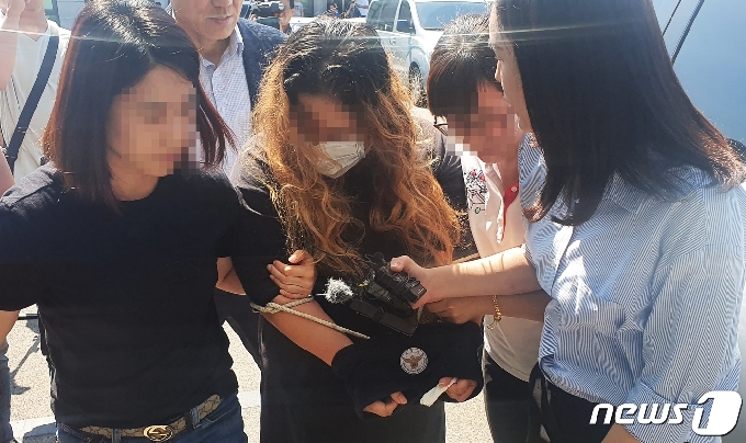함께 살던 지적장애 여성을 살해 뒤 야산에 암매장한 피의자가 18일 오후 전주지법 군산지원에서 열린 영장실질심사를 받은 뒤 군산경찰서로 들어오고 있다.2019.9.18/뉴스1 © News1 박슬용 기자