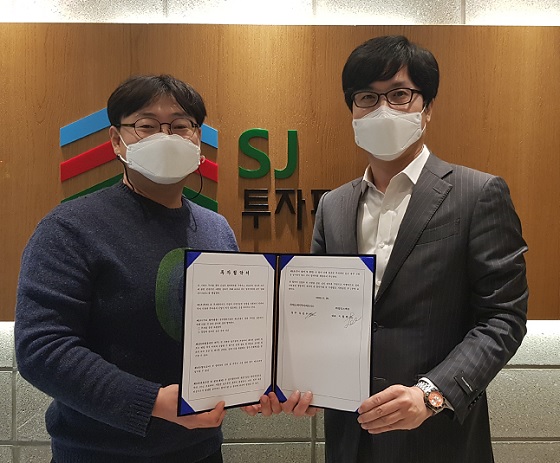 옥진우 에스제이투자파트너스 벤처투자본부 상무(사진 왼쪽)와 이철희 딥인스펙션 대표가 투자 협약을 맺고 기념 촬영 중이다/사진제공=딥인스펙션