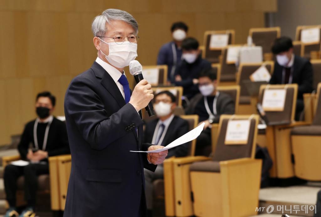 민형배 더불어민주당 의원이 9일 서울 송파구 롯데월드타워 sky31 컨벤션에서 열린 '2020 ESG 포럼'에서 축사를 하고 있다. / 사진=김휘선 기자 hwijpg@