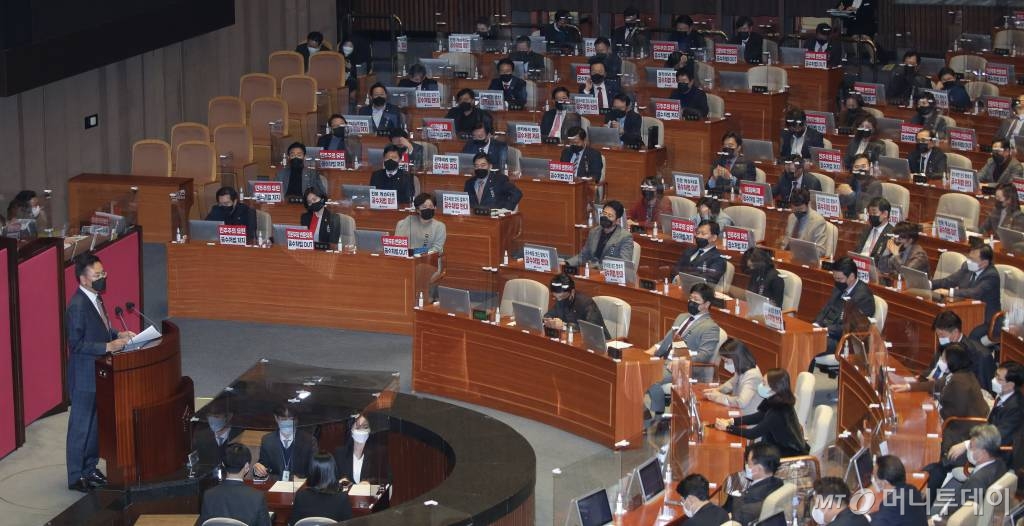 [서울=뉴시스] 김진아 기자 = 유상범 국민의힘 의원이 9일 오후 서울 여의도 국회에서 열린 본회의에서 의사진행 발언을 하는 가운데 동료 의원들이 공수처법을 반대하는 내용의 피켓을 내걸고 있다. (공동취재사진) 2020.12.09. photo@newsis.com