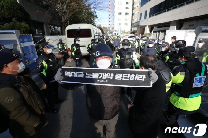 (서울=뉴스1) 이승배 기자 = 손경식 한국경영자총협회장이 24일 오전 서울 종로구 포시즌스 호텔에서 열린 '경총 노사관계발전자문위원회'에서 모두발언하고 있다.  한국경영자총협회는 이날 노사관계발전자문위원회를 통해 국제노동기구(ILO) 핵심협약 비준을 위한 정부의 노조법 개정안의 문제점과 개선방안 등을 논의하는 것으로 알려졌다. 2020.11.24/뉴스1