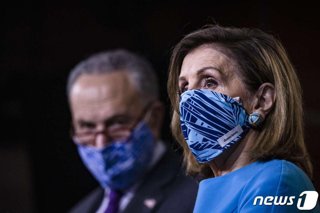 (워싱턴 AFP=뉴스1) 우동명 기자 = 미국 민주당 소속 낸시 펠로시 하원의장(오른쪽)과 척 슈머 민주당 상원 원내대표