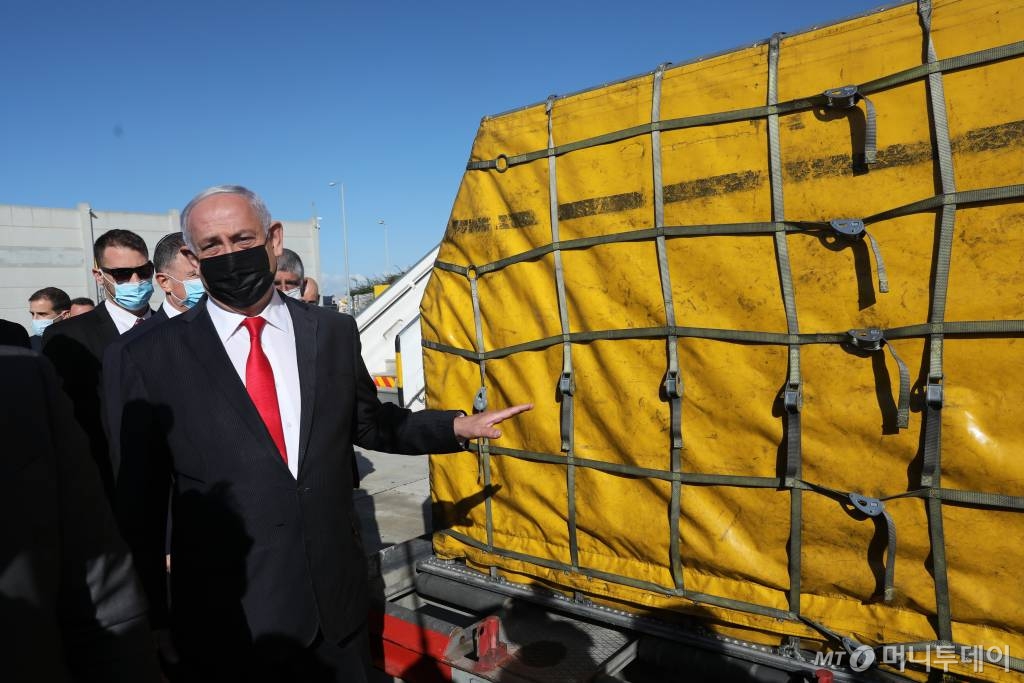 [텔아비브=AP/뉴시스]베냐민 네타냐후 이스라엘 총리가 9일(현지시간) 이스라엘 텔아비브의 벤구리온 공항에 도착한 화이자의 코로나19 백신을 살피며 얘기하고 있다. 이날 10만 회 분의 백신이 DHL 화물기에 실려 도착했으며 네타냐후 총리는 "국민의 본보기가 되도록 내가 백신을 처음 맞을 것"이라고 트위터를 통해 밝혔다. 2020.12.09.