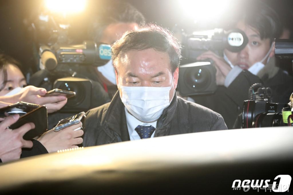 정한중 한국외대 법학전문대학원장(위원장 직무대리)이 지난 10일 오후 경기도 과천시 정부과천청사 법무부에서 열린 윤석열 검찰총장에 대한 검사징계위원회를 마치고 청사를 나서고 있다./사진=뉴스1