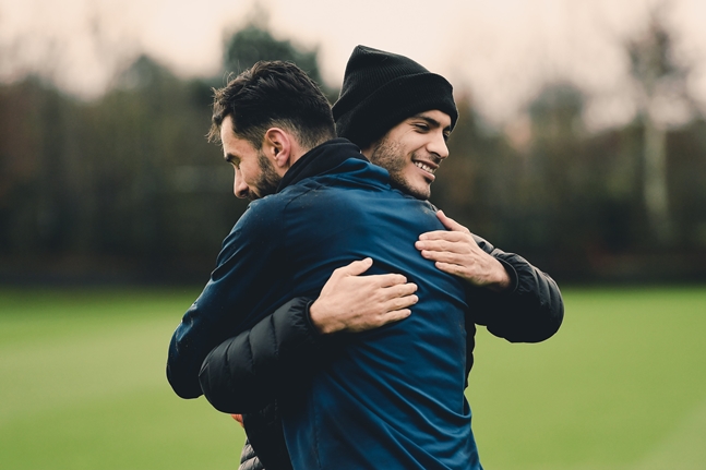 동료들의 뜨거운 포옹을 받은 라울 히메네스/사진=울버햄튼 트위터