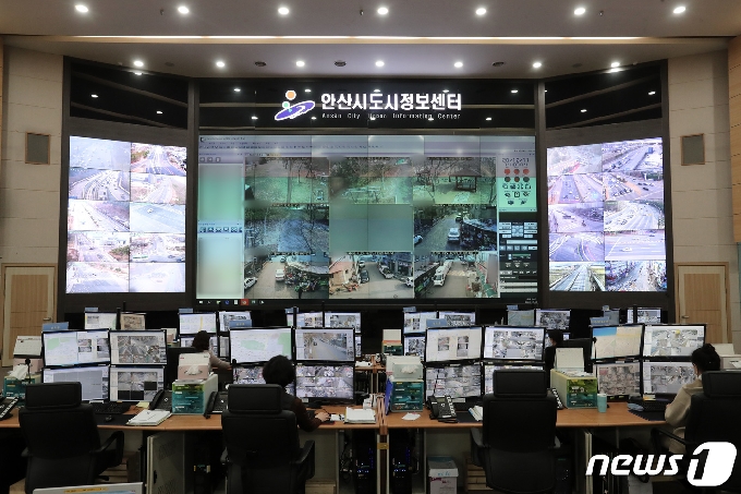 아동 성범죄자 조두순의 출소를 하루 앞둔 11일 오후 경기 안산시 도시정보센터에서 관계자들이 폐쇄회로(CC)TV를 살펴보고 있다. © News1 조태형 기자
