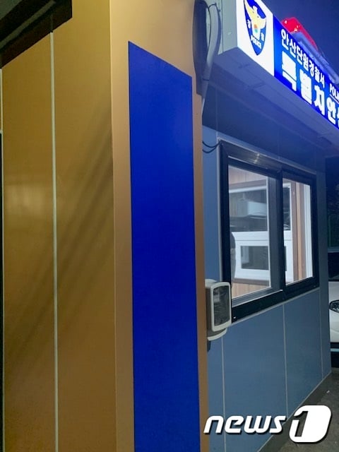 12일 새벽 5시께. 조두순이 출소 후 안산 거주지로의 이동이 임박하자 경찰의 순찰도 강화되는 모습이다. 거주지 주변 순찰 초소에 불이 켜져 있다.© 뉴스1 조정훈 기자