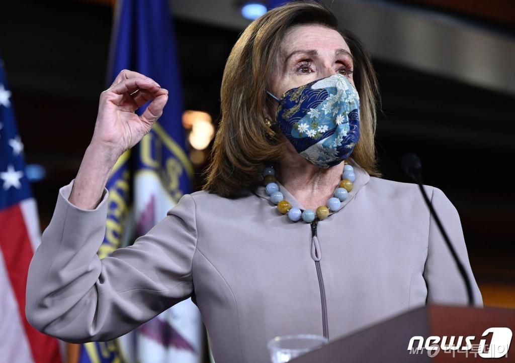 (워싱턴 AFP=뉴스1) 우동명 기자 = 낸시 펠로시 미국 하원의장이 10일(현지시간) 워싱턴 의사당에서 기자회견을 갖고 “부양책 합의 될 때까지 의회 문을 계속 열 것”이라고 밝히고 있다. ⓒ AFP=뉴스1