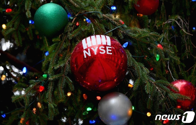 뉴욕증권거래소(NYSE) 로고가 새겨진 크리스마스 트리 장식 © AFP=뉴스1