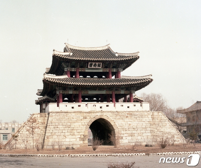 평안북도 구성시에 있는 구주성의 남문 정면 모습. 진남루(鎭南樓)란 편액이 붙어 있으며, 1979년에 복원됐다. (미디어한국학 제공) 2020.12.12.© 뉴스1