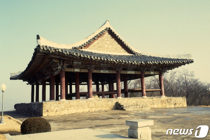 평안북도 의주읍성의 북쪽 장대인 통군정의 측면 모습. (미디어한국학 제공) 2020.12.12.© 뉴스1