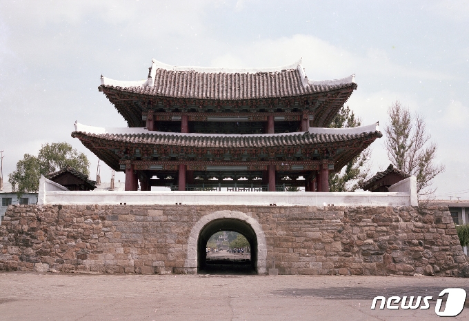 평안북도 의주읍성의 4대문 중 유일하게 남아 있는 남문 정면 모습. 통군정에서 남문까지는 1km 정도 떨어져 있다. (미디어한국학 제공) 2020.12.12.© 뉴스1