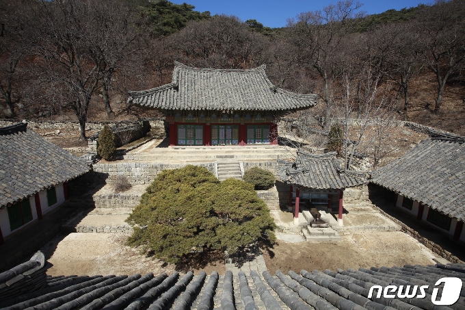 평안북도 영변군 약산동대 동쪽 기슭에 있는 천주사 보광전의 모습. (미디어한국학 제공) 2020.12.12.© 뉴스1
