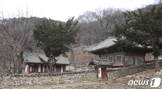 평안북도 영변군 약산동대 서쪽 기슭에 있는 서운사 전경. 현재는 대웅전과 청운당만 남아 있다. (미디어한국학 제공) 2020.12.12.© 뉴스1