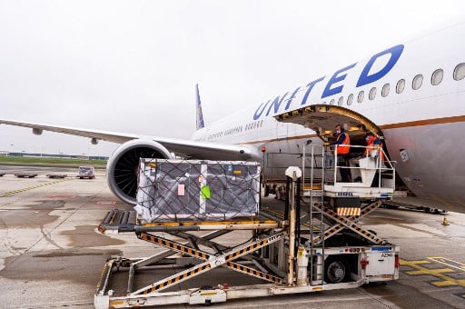 지난 2일(현지시간) 벨기에 브뤼셀에서 수송된 화이자19 백신 박스가 미국 시카고 오헤어공항에 처음 하역되고 있다./사진=AFP