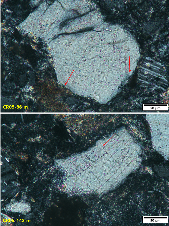 운석충돌 시 발생하는 강력한 충격파 영향으로 만들어지는 석영 내의 평면변형구조 - 평행하게 길게 늘어선 홈처럼 보이는 흰색 선들(붉은색 화살표 방향)/사진=지질자원연