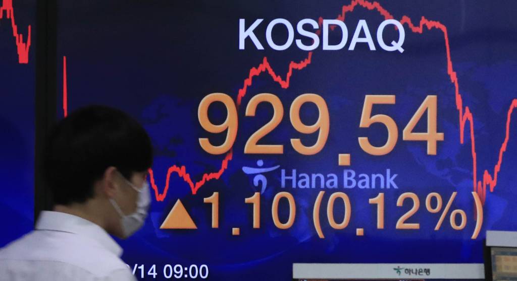 14일 오후 서울 중구 하나은행 딜링룸에서 딜러들이 업무를 보고 있다. /사진=뉴시스