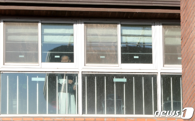 전북 김제시 김제가나안요양원에서 신종 코로나바이러스 감염증(코로나19) 확진자가 집단 발생한 15일 김제가나안요양원에서 한 환자가 창밖을 바라보고 있다. 2020.12.15 /뉴스1 © News1 유경석 기자