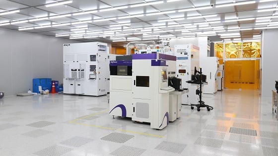 나노종합기술원 내 12인치 반도체 테스트베드가 구축된 2층 청정실, 화학증착장비(PE-CVD)등이 놓여져 있다/사진=나노종기원