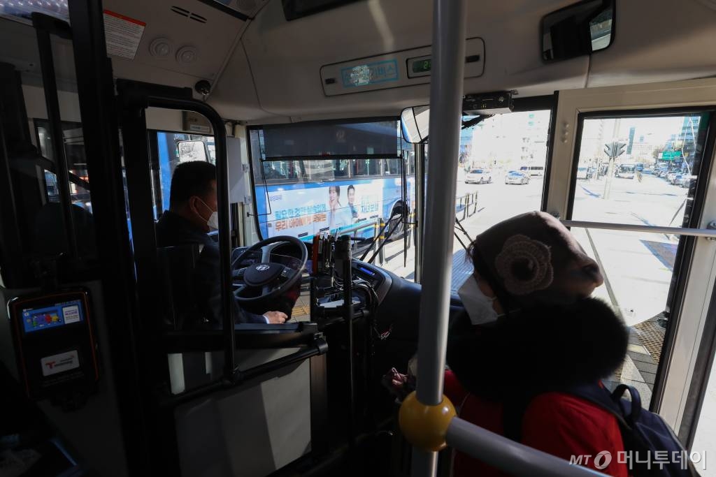 친환경 수소버스가 15일 서울 도심 일대에서 운행되고 있다. 서울시는 이날부터 시내버스 정규노선 370번(강동공영차고지~충정로역)에 수소버스를 도입해 이날부터 운행을 시작하며, 2025년까지 수소버스를 1000대 수준으로 늘리고 11개소 수소충전소를 구축할 예정이다. / 사진=이기범 기자 leekb@