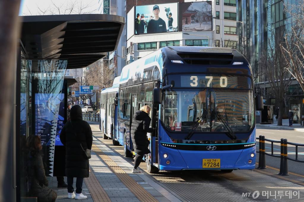 친환경 수소버스가 15일 서울 도심 일대에서 운행되고 있다. 서울시는 이날부터 시내버스 정규노선 370번(강동공영차고지~충정로역)에 수소버스를 도입해 이날부터 운행을 시작하며, 2025년까지 수소버스를 1000대 수준으로 늘리고 11개소 수소충전소를 구축할 예정이다. / 사진=이기범 기자 leekb@