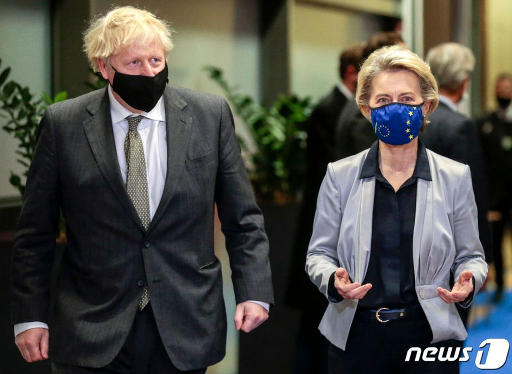 (브뤼셀 AFP=뉴스1) 우동명 기자 = 우르줄라 폰데어라이엔 EU 집행위원장이 9일(현지시간) 벨기에 브뤼셀의 EU 본부에서 보리스 존슨 영국 총리와 만찬 회동에 앞서 얘기를 나누고 있다. ⓒ AFP=뉴스1