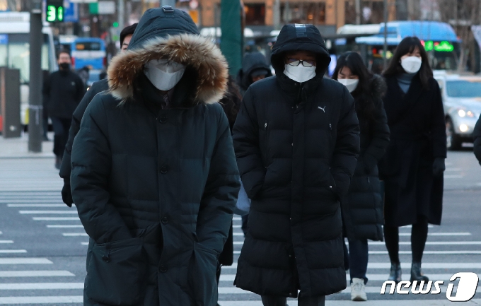 내륙 대부분 지역에 한파특보가 발효된 15일 오전 서울 광화문 네거리에서 두꺼운 옷을 입은 시민들이 발걸음을 옮기고 있다. 2020.12.15/뉴스1 © News1 구윤성 기자