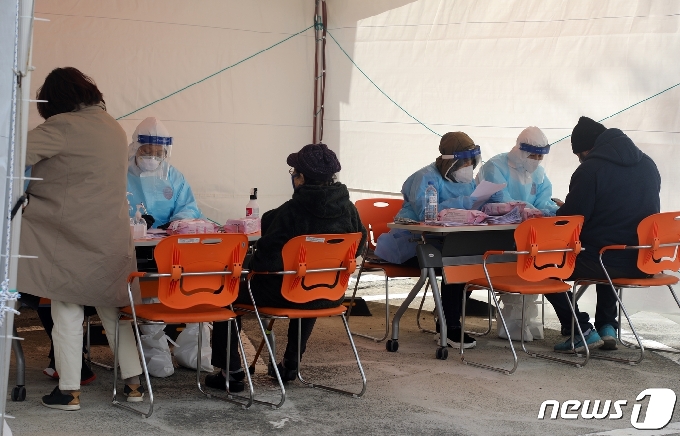 ‘김녕성당’발 신종 코로나바이러스 감염증(코로나19) 확진자가 11명 잇달아 발생한 16일 제주시 동부보건소에 설치된 선별진료소에서 검사를 받으려는 주민들의 발길이 이어졌다.2020.12.16 /뉴스1 © News1 홍수영 기자