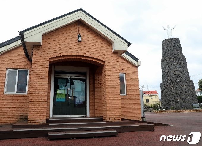 16일 오전 기준 신종 코로나바이러스 감염증(코로나19) 확진자가 11명 잇달아 발생한 제주시 구좌읍 김녕성당의 문이 굳게 닫혀 있다.2020.12.16. /뉴스1 © News1 홍수영 기자