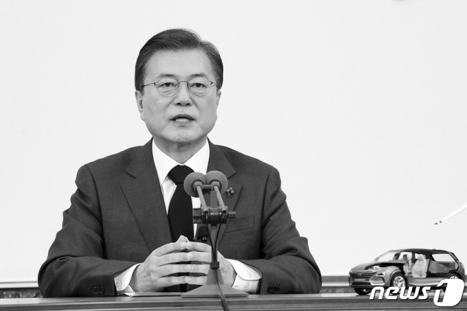 문재인 대통령이 10일 청와대 본관 집무실에서 '더 늦기 전에 2050'을 주제로 대한민국 탄소중립선언 연설을 하고 있다.   문 대통령의 이날 연설은 탄소저감에 대한 경각심 환기를 위해 흑백영상으로 송출됐다. /사진=뉴스1
